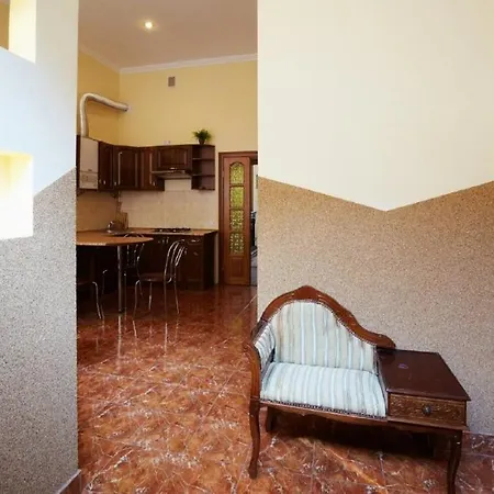 театральная , 23 2х ком в историческом центре Львов